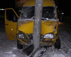 В Днепропетровске микроавтобус врезался в столб. Пострадало 5 пасажиров