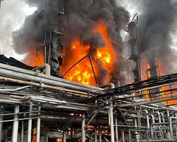 Дроны атаковали Энгельс и Рязань: пылает НПЗ и жилой комплекс (видео)