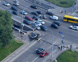 В Киеве авто на скорости влетело в подземный переход: четыре человека погибли на месте (видео)
