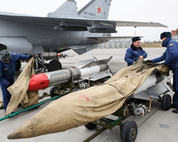 ВС РФ прячут самолеты в "Бельбеке", а корабли — в бухте под Севастополем (спутниковые снимки)