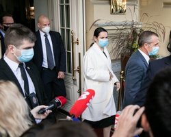 Макрон пообещал помочь освободить политзаключенных в Беларуси, – Тихановская