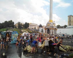 Киевляне почти полностью очистили Майдан от палаток и баррикад (фото, видео)