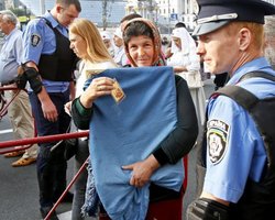 В центре Киева людей обыскивают металлоискателем и проверяют сумки