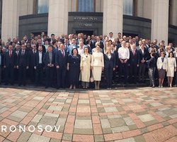 Народные депутаты на прощанье спели гимн и сфотографировались