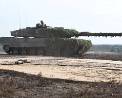 "Бронированный кулак": Польша построит центр для ремонта танков Leopard 2, – Резников