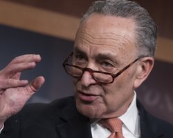 Снимать санкции с компаний Дерипаски рано, - Чак Шумер