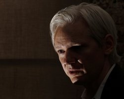 Ассанж сделал первое заявление из посольства Эквадора