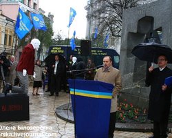 Фигуру Ленина поставили на колени перед жертвами Голодомора