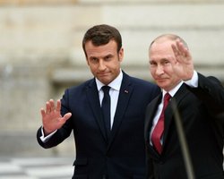 Путин заявил Макрону, что Навальный мог отравить себя сам, – Le Monde