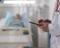 Жінка думала, що це просто біль у нозі — лікарі дивуються, як вона досі жива