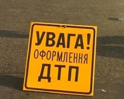 В Киеве у Московского моста слетел троллейбус