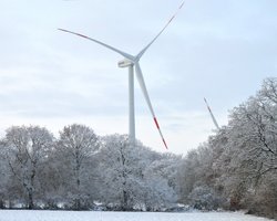 Лед на лопастях и замедление: как мороз влияет на ветрогенераторы и как их защитить (видео)