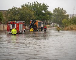 Непогода в Одессе: в городе ищут девушку, которую унесло течением во время потопа, — соцсети (фото, видео)