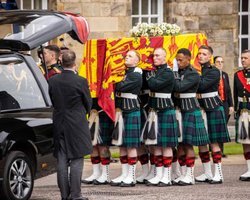 Недоречна реклама: лого похоронного бюро на катафалку Єлизавети II викликало скандал (фото)