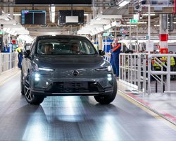 Знаковий електрокросовер Volvo із запасом ходу понад 800 км надійшов у виробництво (фото)