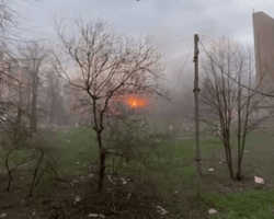 Украинские защитники показали попадания вражеской артиллерии в Бахмуте (видео)