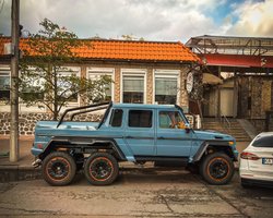 Впечатляющий гигант: в Киеве засветился яркий шестиколесный "Гелендваген" (фото)