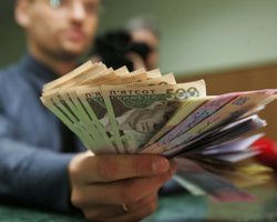 Гривна или доллар: Эксперты рассказали, в чем украинцам хранить сбережения в 2013 году