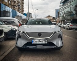 У Києві з'явився недорогий електрифікований кросовер Mazda із запасом ходу 1300 км (фото)