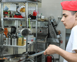 Сотням заведений в Киеве грозит закрытие: повлияло ли на это разрешение на выезд мужчин 18-22 лет