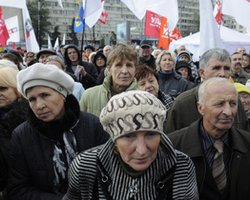 На площади возле ЦИК собралось несколько тысяч сторонников оппозиции
