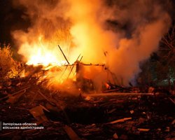 ЗС РФ атакували Запоріжжя ФАБами: зруйновані будинки, спалахнула пожежа (фото)