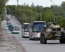 В сопровождении боевиков: "Азовсталь" покинули еще семь автобусов с украинскими бойцами