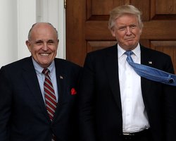 Демократ обвинил Трампа и Джулиани в сговоре с ультраправыми и подал на них в суд