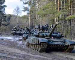 Танк военных РФ переехал легковой автомобиль, ребенок сгорел (фото, видео)