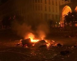 Жители Бейрута вышли на протесты против властей, были столкновения