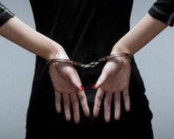 Сотрудницу горсовета Севастополя задержали за взятку