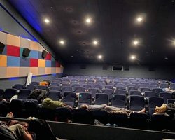 Ті, хто втік з Росії від мобілізації, ночують у кінотеатрі в Казахстані