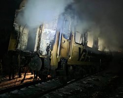 РФ вдарила по залізниці на Дніпропетровщині: люди ховались під вагонами потягу (відео)