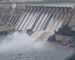 Тече 24 години: Індія відкрила шлюзи на греблі, якою іде вода у Пакистан, — ЗМІ (відео)