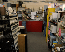 "Буду наслаждаться всю жизнь": женщина удивила находкой в комиссионном магазине (фото)