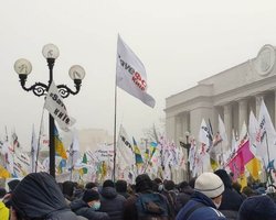 Митинги ФЛП в пятницу: под Радой начались стычки с полицией, к протестующим вышли депутаты