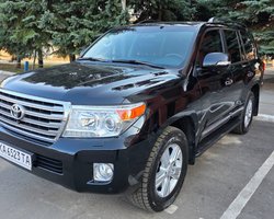 В Украине обнаружили роскошный 14-летний Toyota Land Cruiser 200 в новом состоянии (фото)