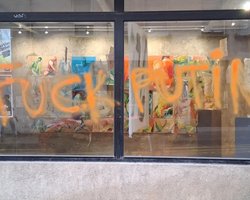 "До біса Путіна": у Парижі невідомі понівечили галерею, де працює "невизнана дочка" глави Кремля (фото)