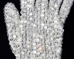 Знаменитая перчатка Майкла Джексона продана за $48,4 тыс.