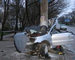 В Севастополе авто на полном ходу врезалось в столб. Двое погибших