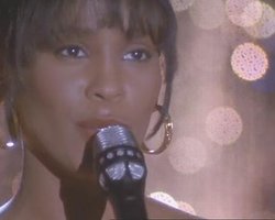 Наряды Уитни Хьюстон из фильма "Телохранитель" уйдут с молотка