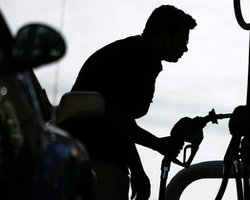 Такого роста не было никогда: в России за месяц оптовые цены на бензин выросли на 30%