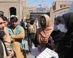 "Образование, безопасность и работа": в Афганистане женщины требуют защитить свои права (фото)