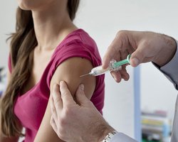 Для переболевших коронавирусом могут отсрочить вакцинацию на полгода, – Ляшко