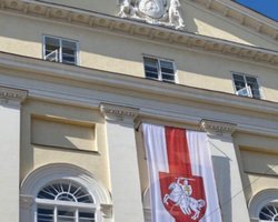 На здание мэрии Львова вывесили белорусский бело-красный флаг