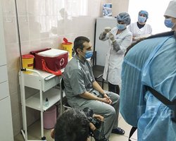 В Украине сделали первую прививку от коронавируса