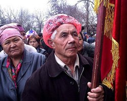 Премьер Киргизии предложил запретить в стране митинги на три года