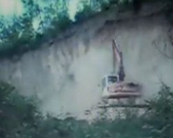 Киевскую гору Щекавицу начал разрывать экскаватор 