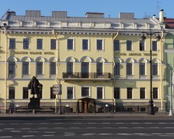 Возле офиса Пригожина в Петербурге нашли "Газель", забитую коробками с деньгами (фото)