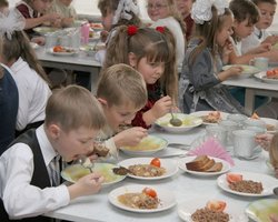 Киевские школы незаконно растратили выделенные на питание детей 4,2 млн грн